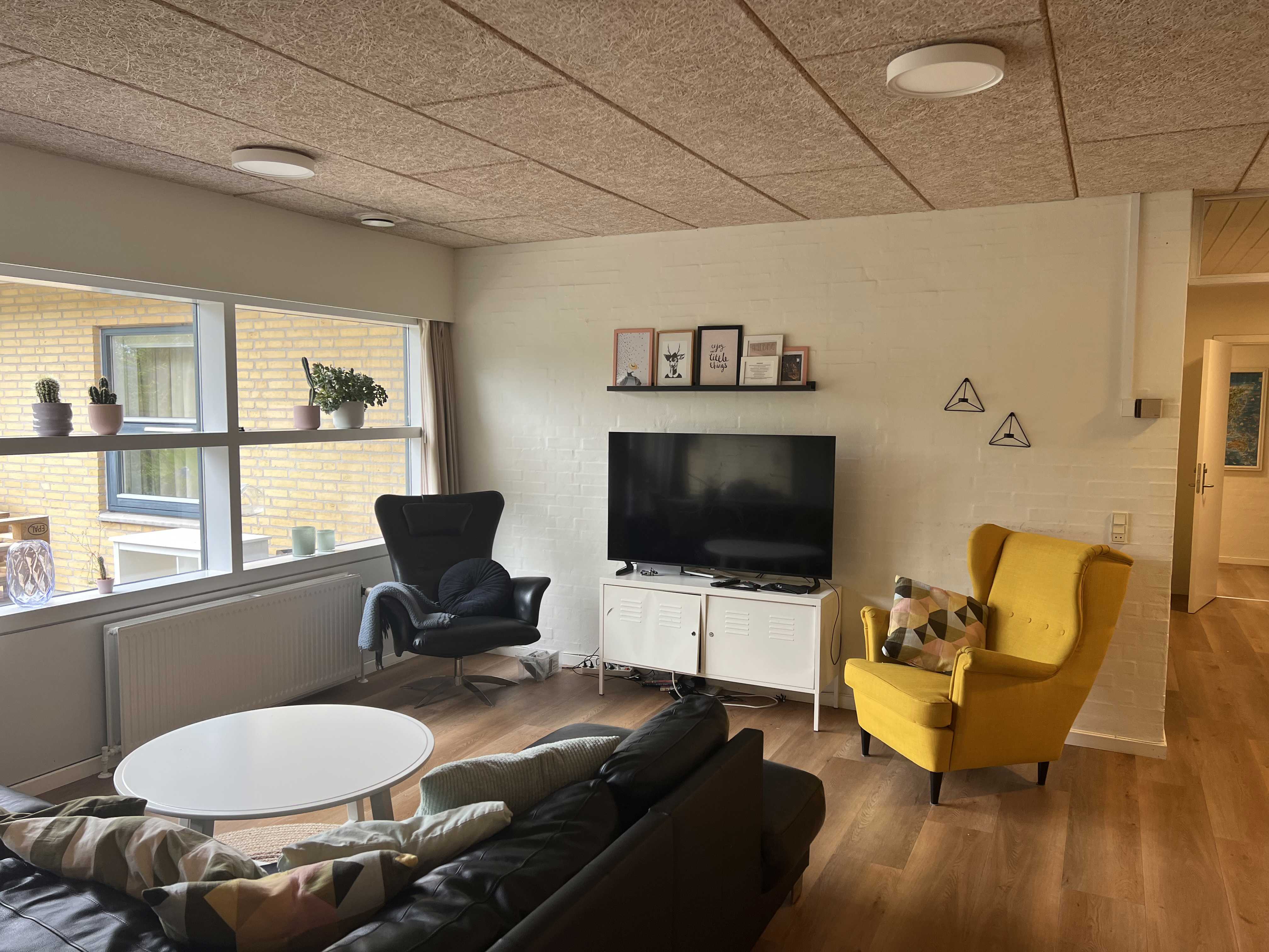 Vokseværket Fællesstue med sofa, lænestole og tv