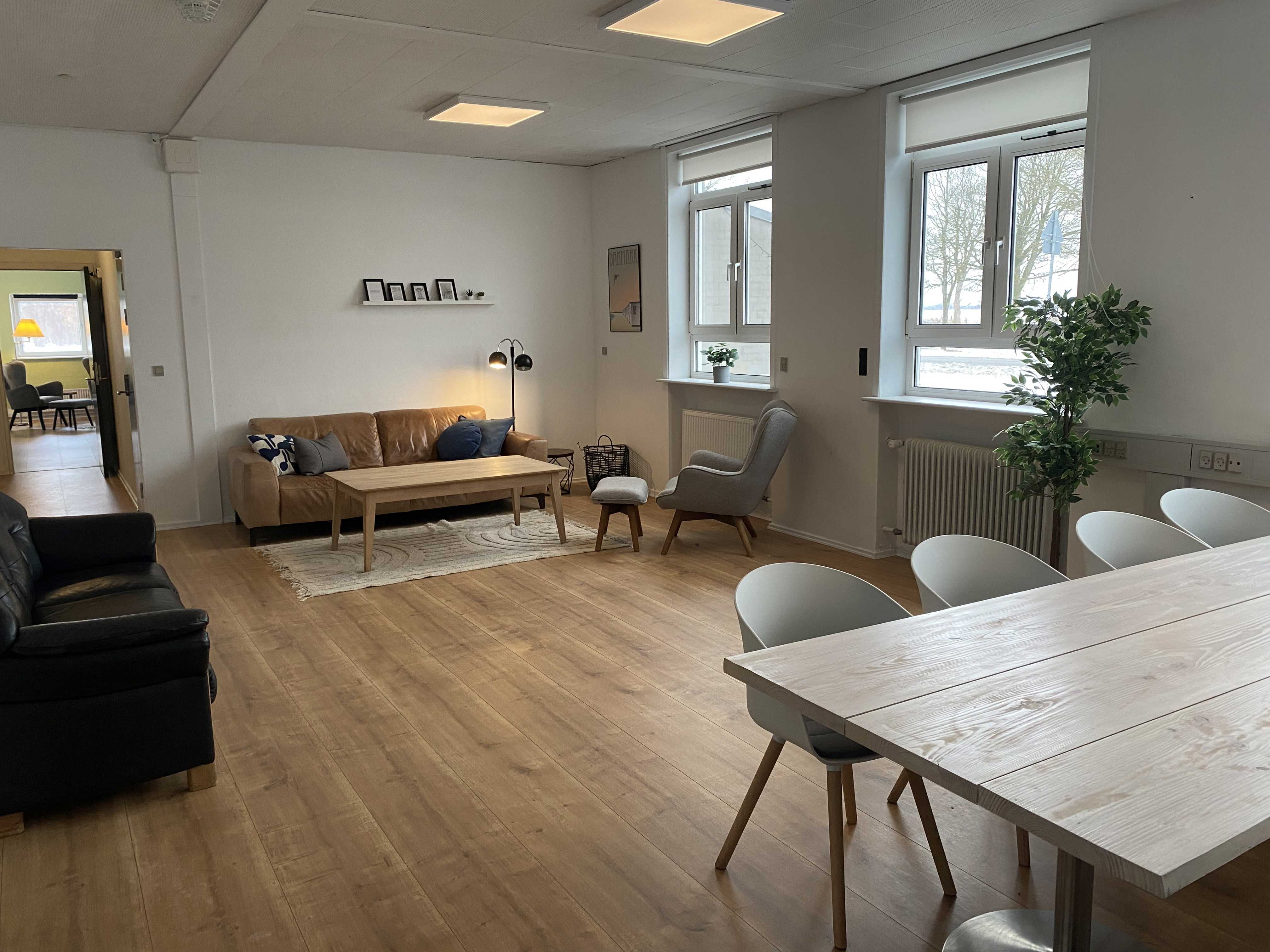 Hyggelig stue med sofaer og lænestole