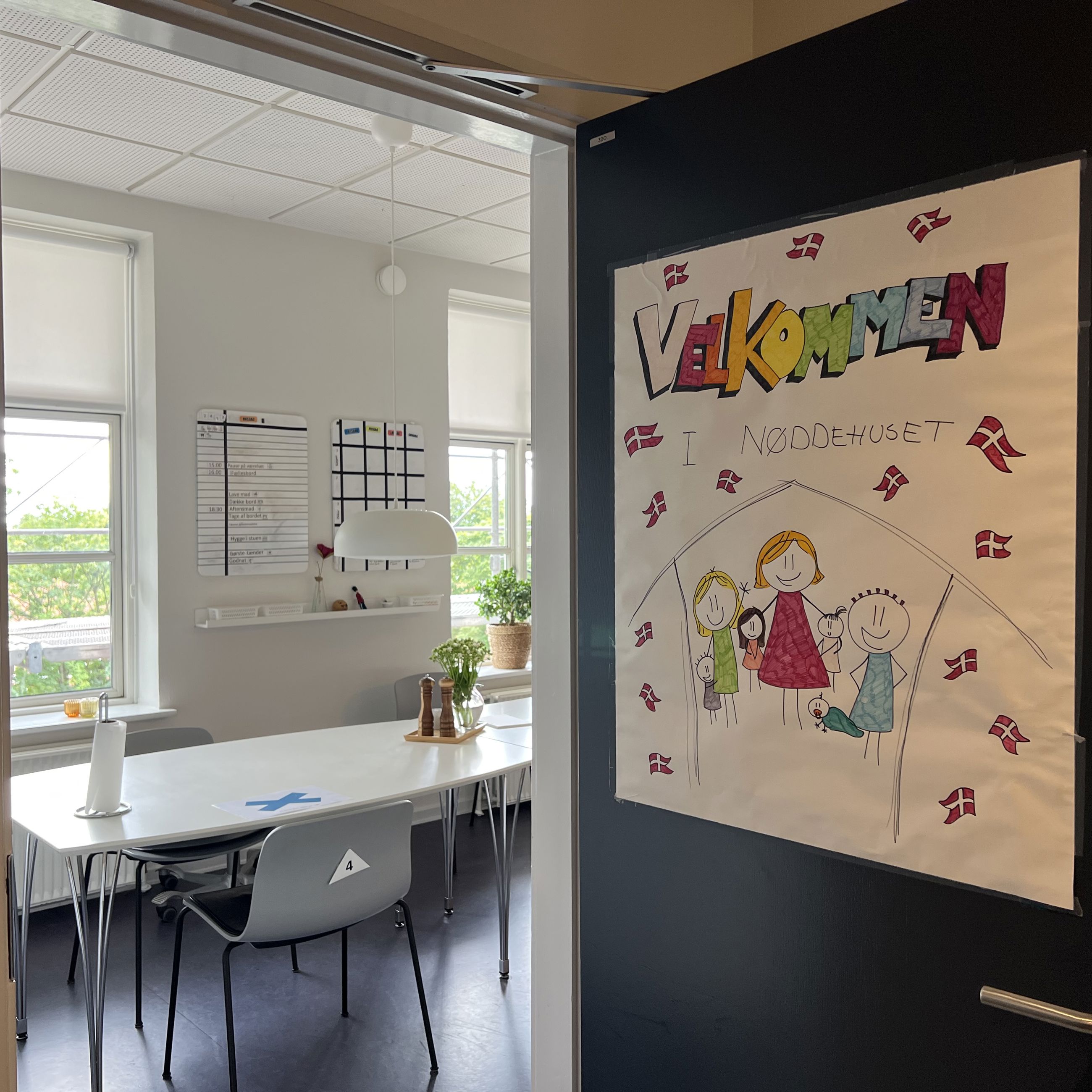 Nøddehuset - fællesrum med spisebord og stole