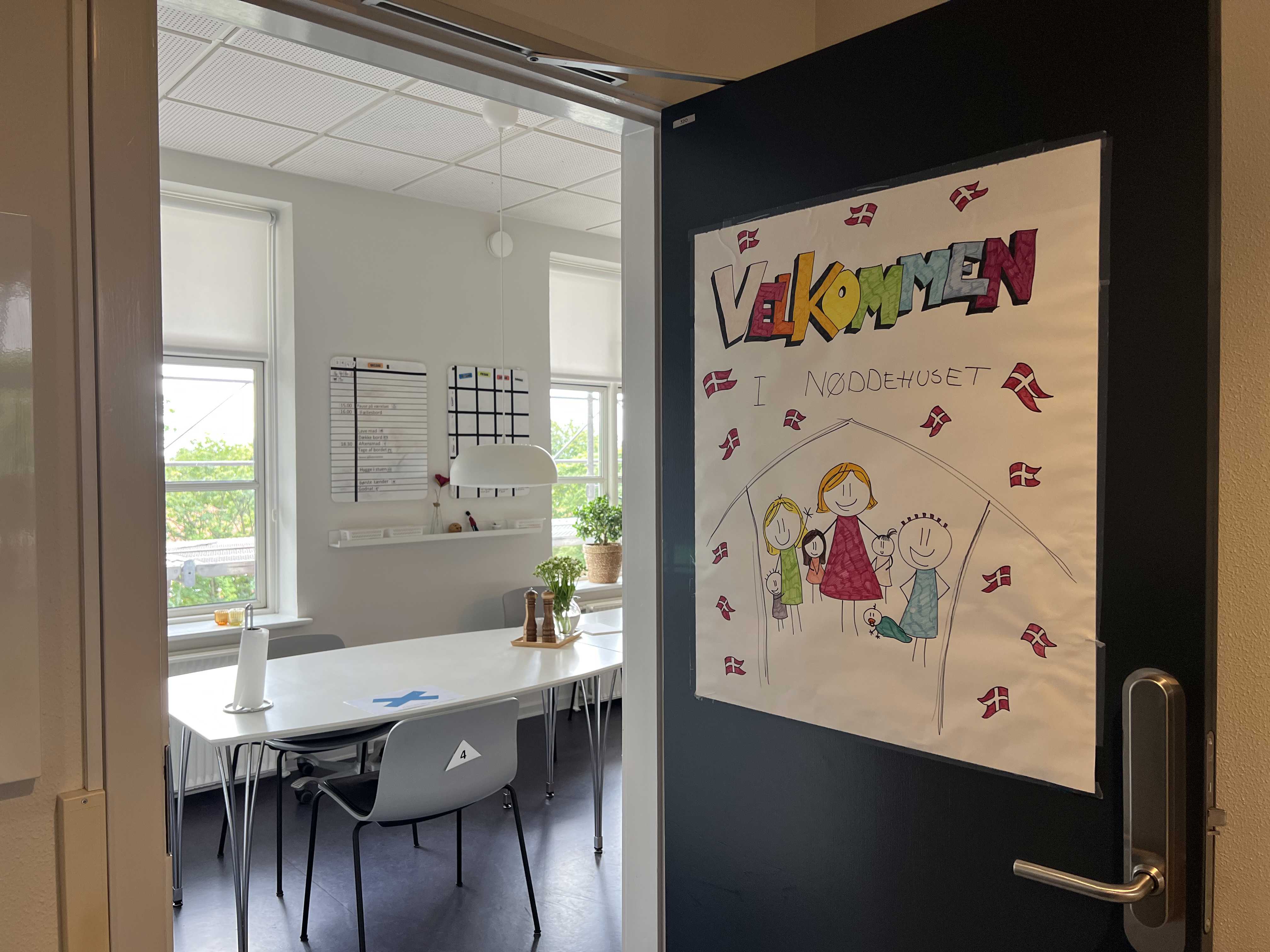 Nøddehuset - fællesrum med spisebord og stole