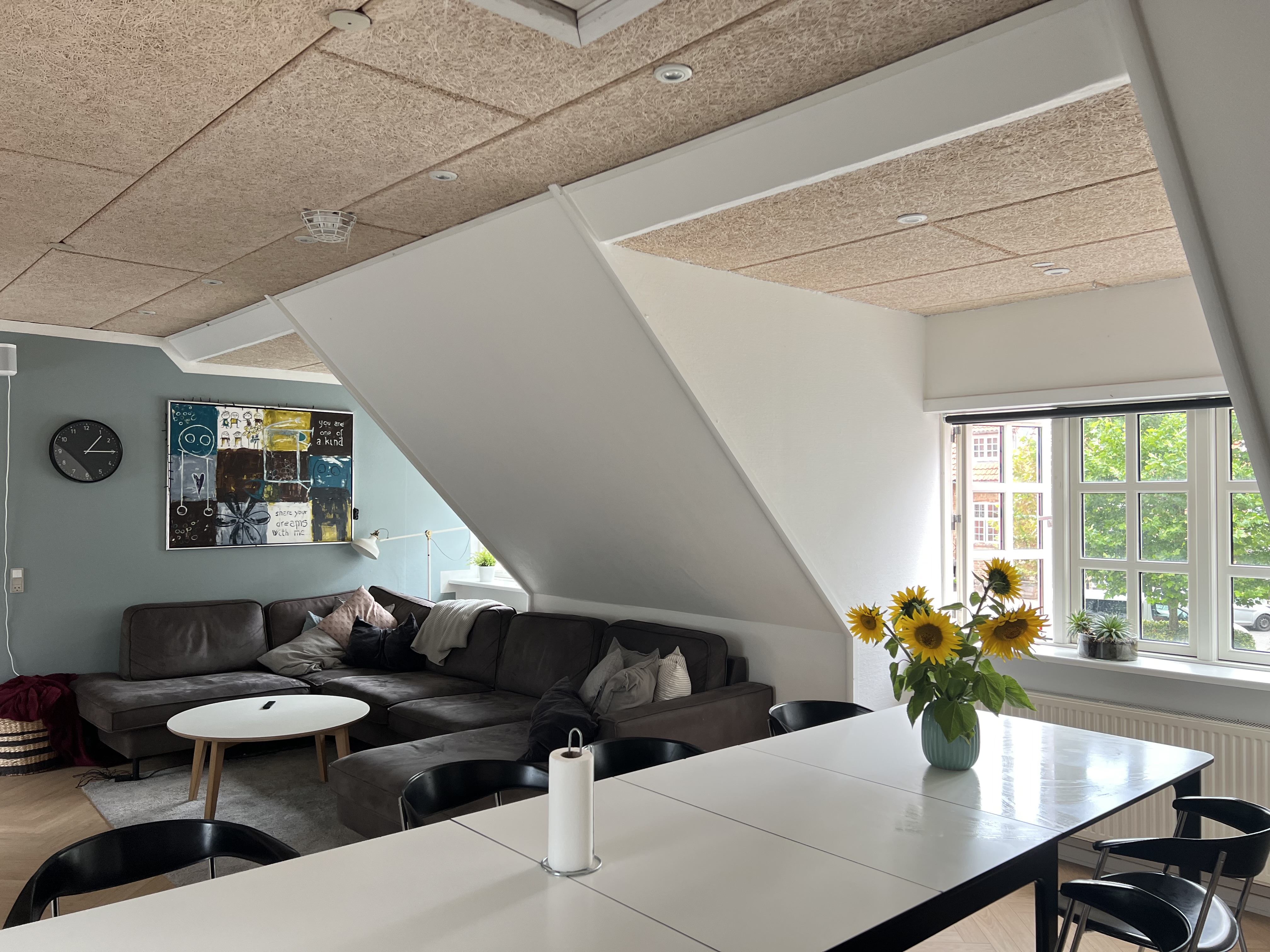 Bøgen Fællesrum med hjørnesofa og spisebord