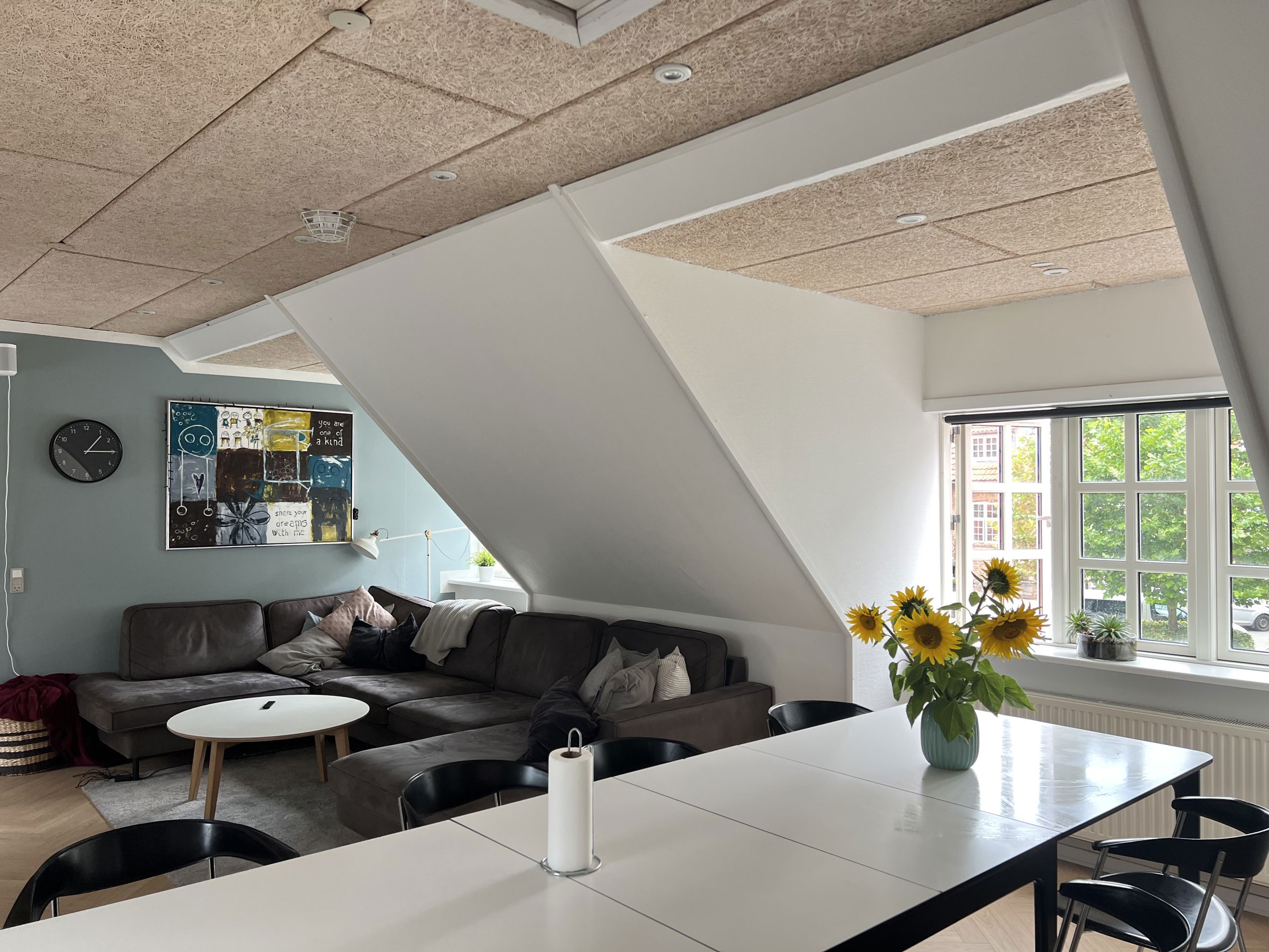 Bøgen Fællesrum med hjørnesofa og spisebord