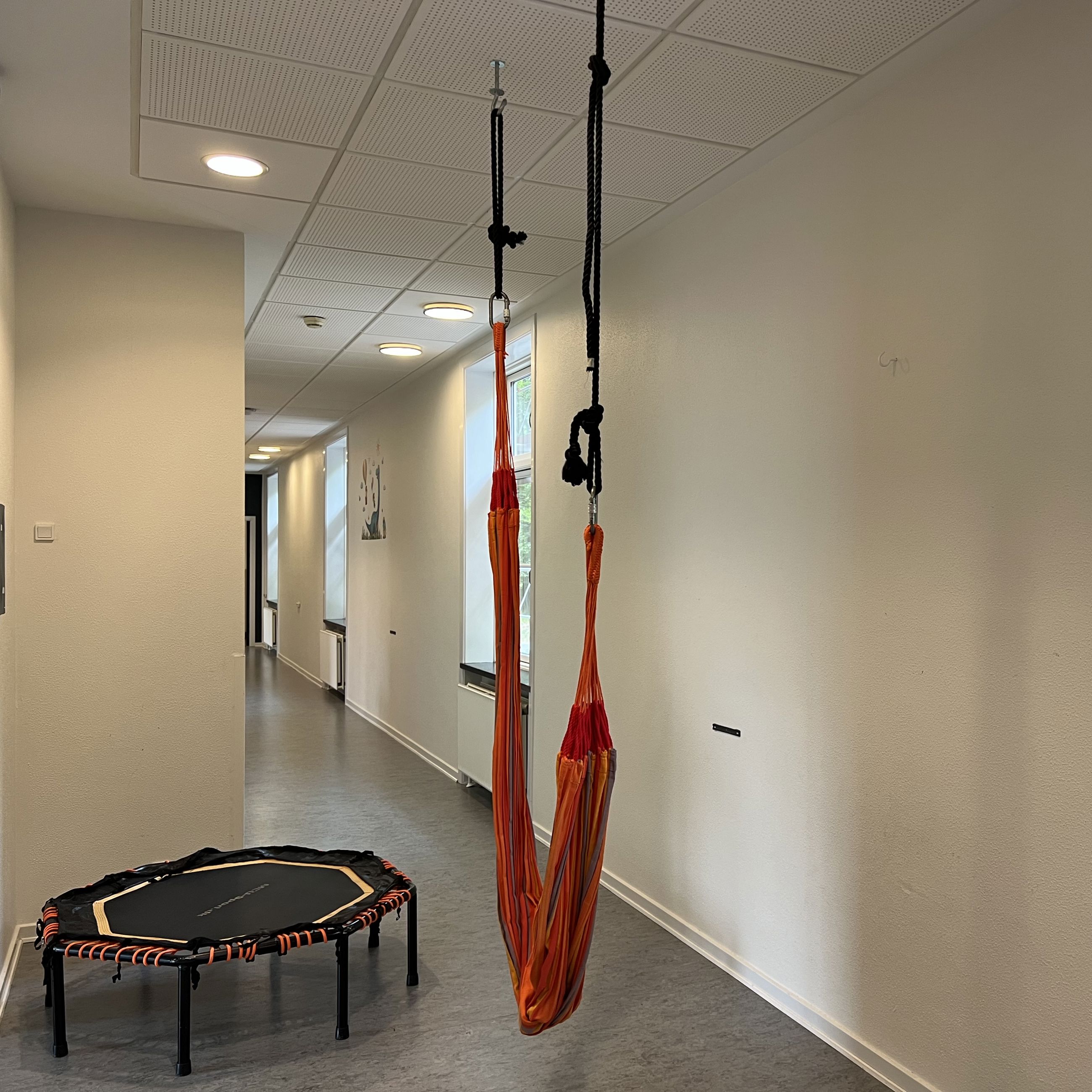 Nøddeshuset - aktivitetsrum med trampolin og hængekøje