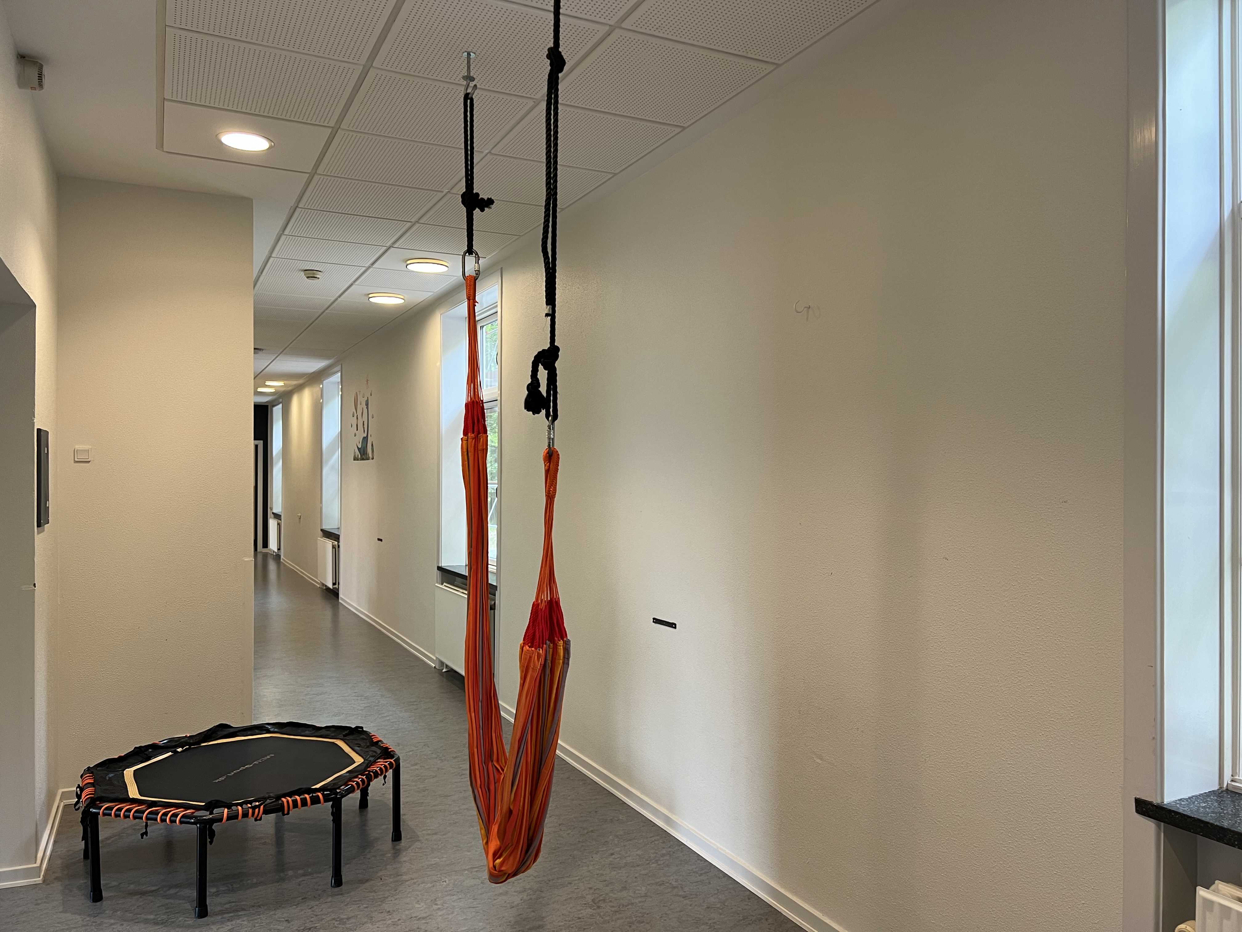 Nøddeshuset - aktivitetsrum med trampolin og hængekøje