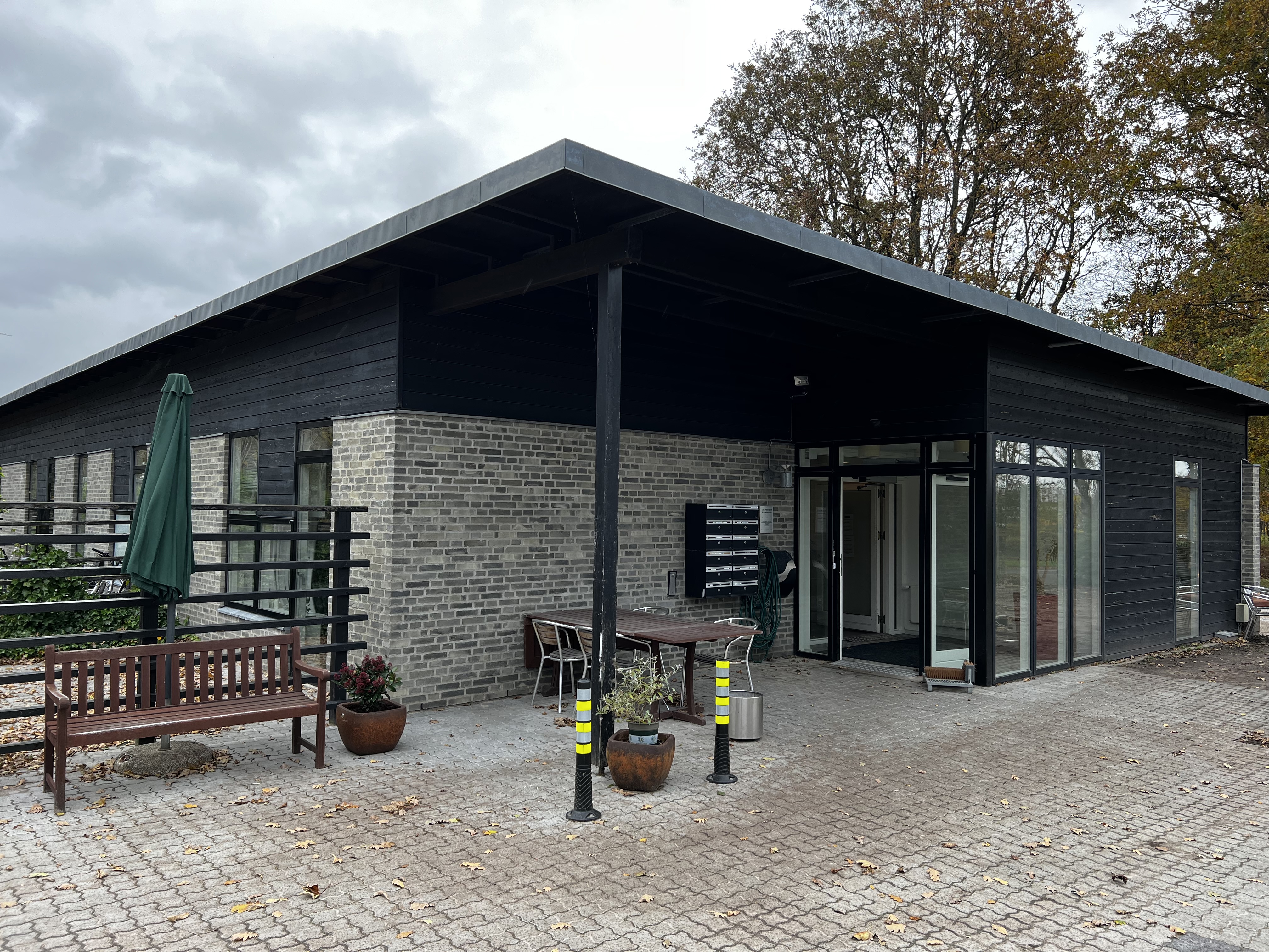 Gråt hus med havemøbler udenfor