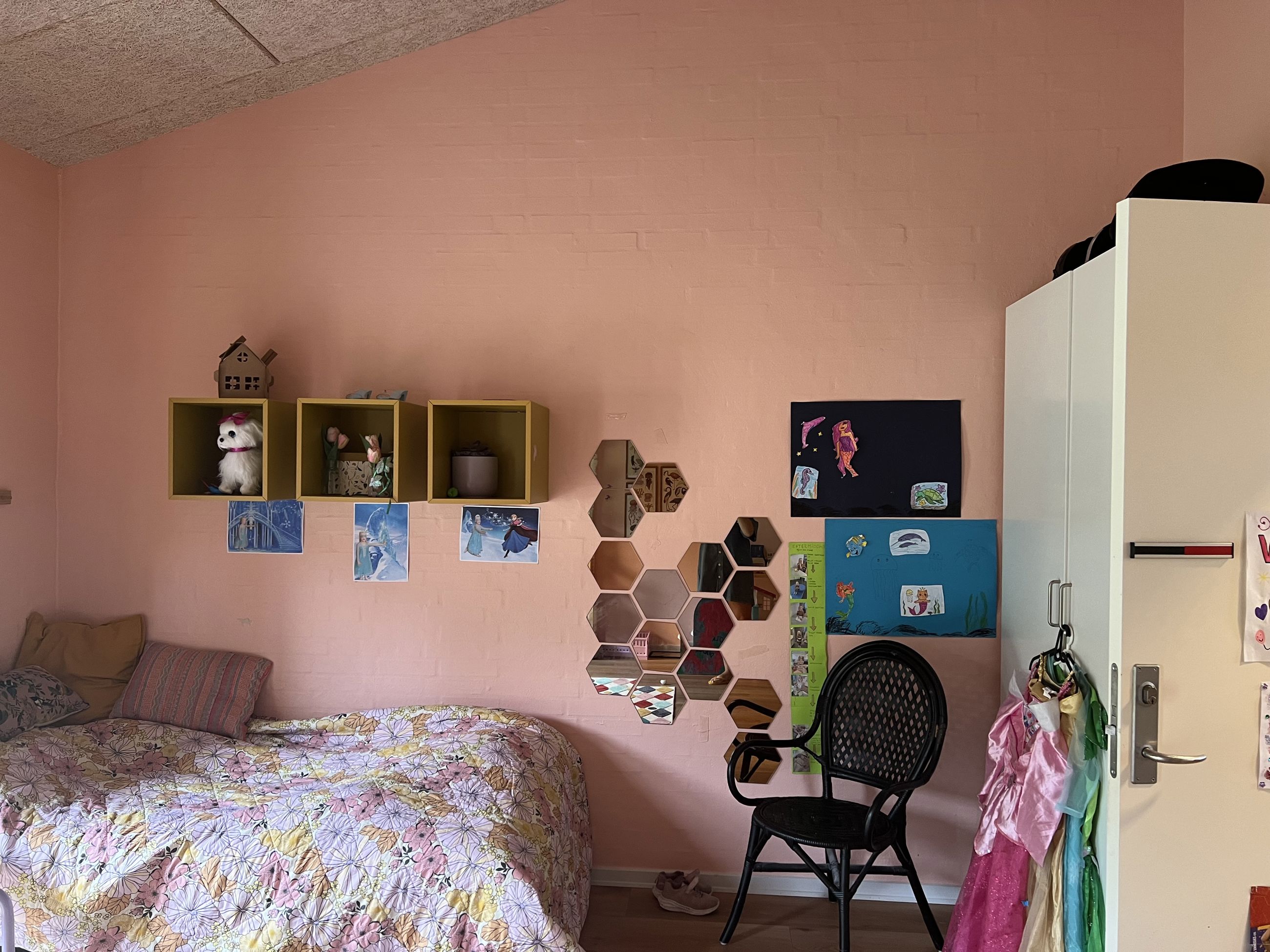 Vokseværket Værelse med seng, stol og bogkasser på væggen