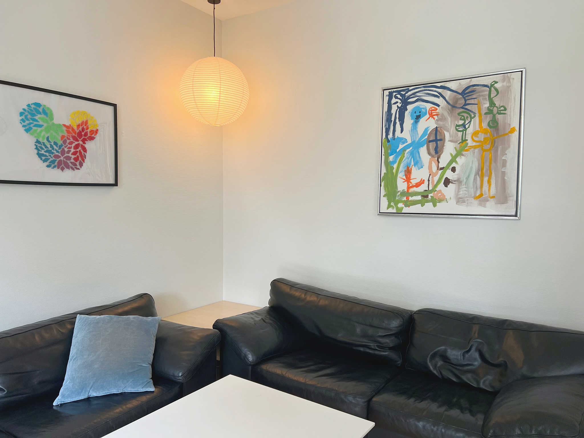 Nøddehuset - sort sofagruppe i opholdsstue